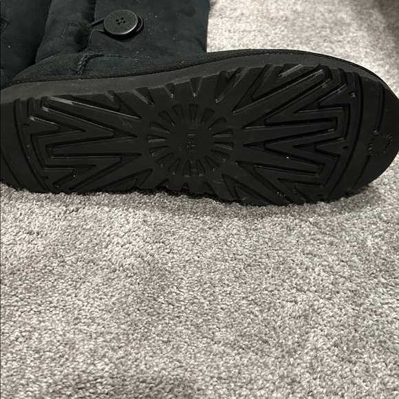 UGGS - Picture 3 of 5